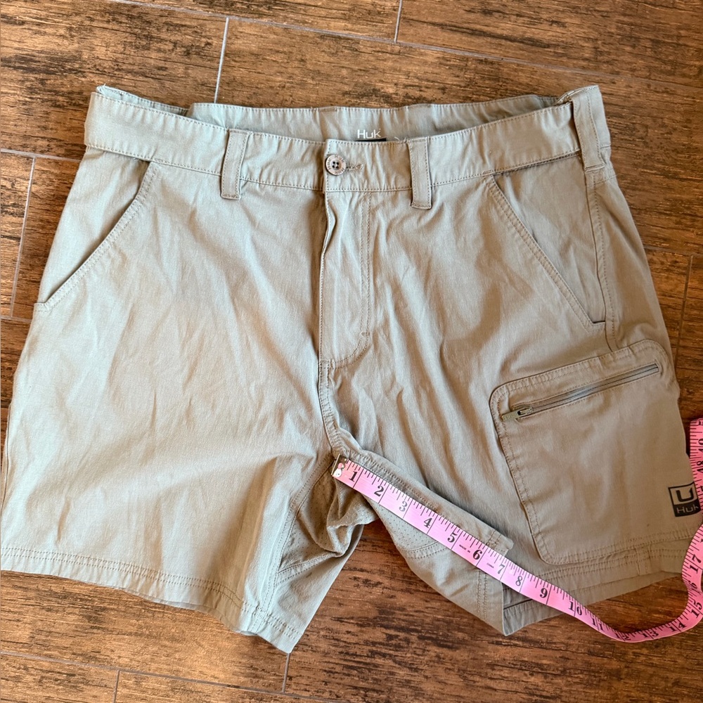 Huk Khaki shorts size XL